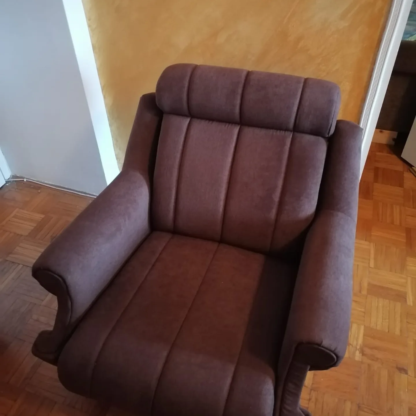 Braon fotelja nakon presvlačenja