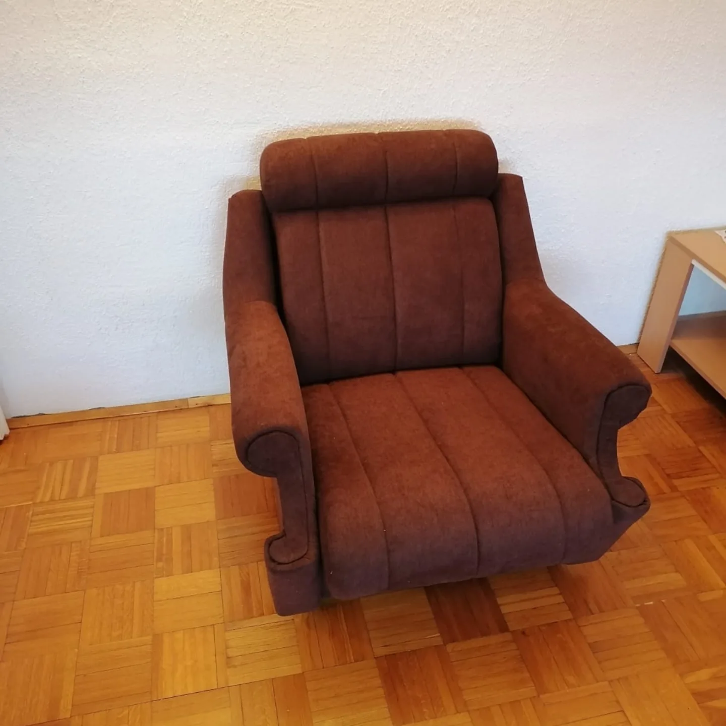 Obnovljena braon fotelja