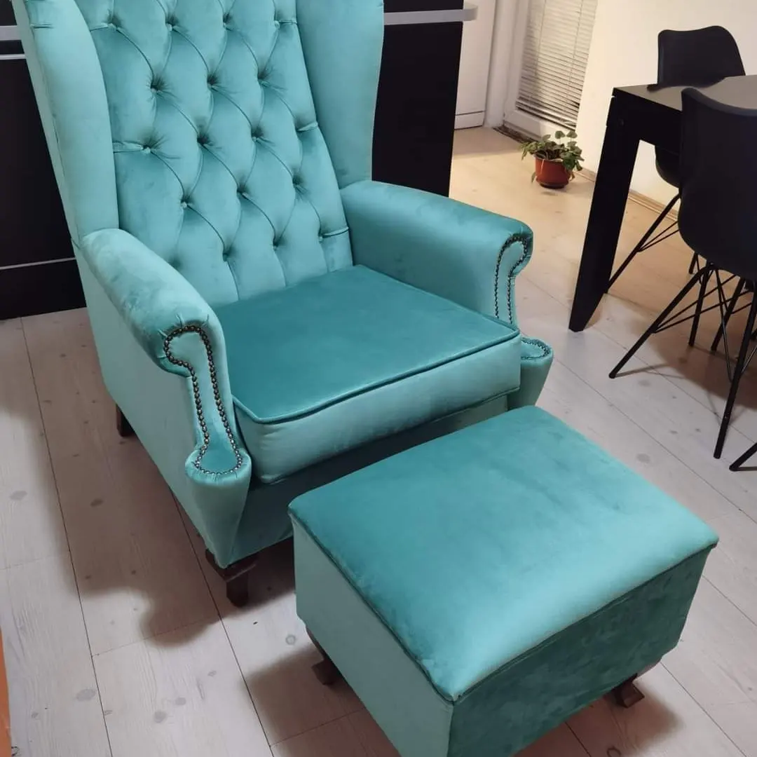 Tirkizna fotelja nakon kompletne obnove