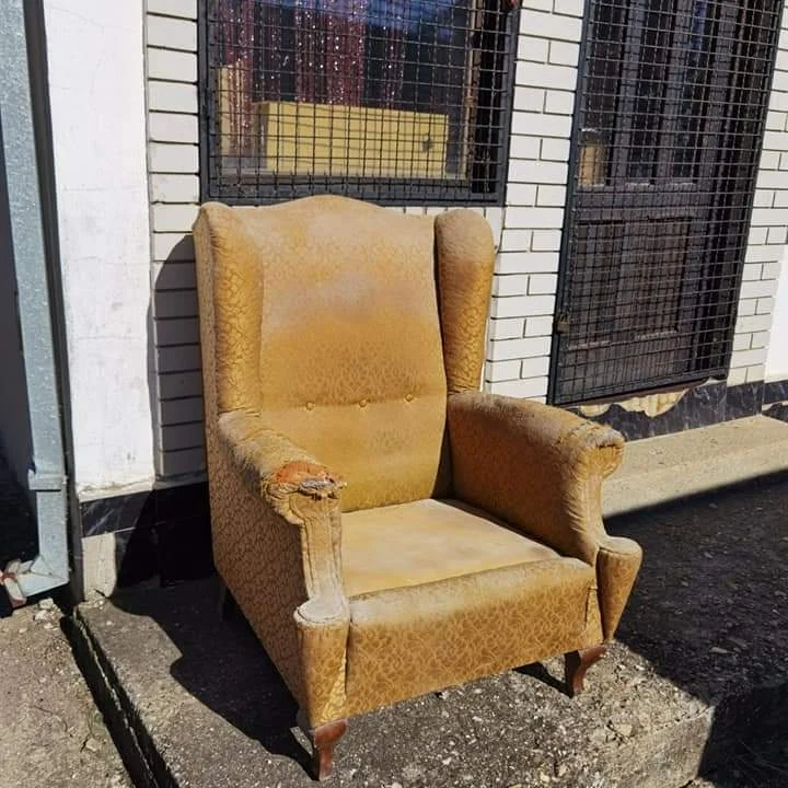Stara žuta fotelja pre tapaciranja